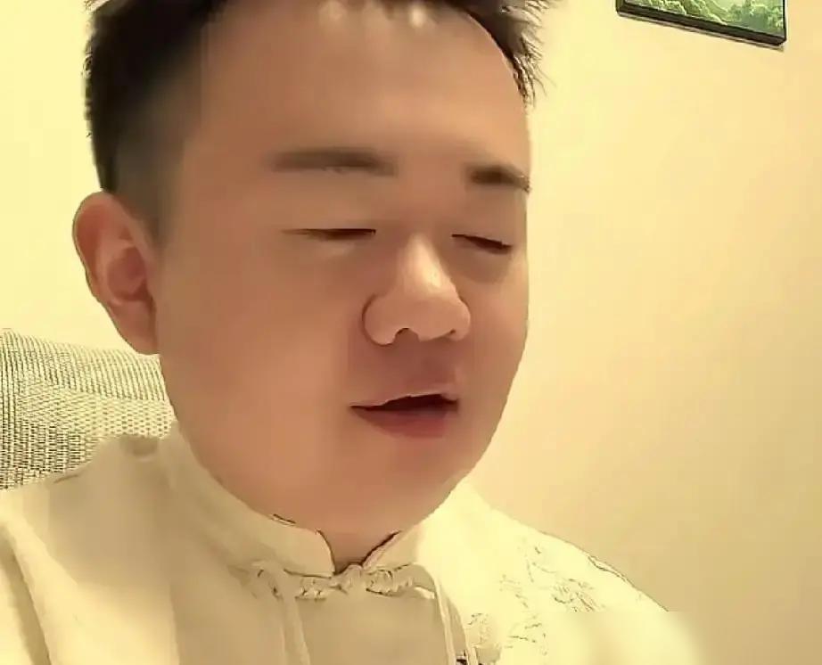 别信什么算命大师，那不过是黄一鸣新一季的产品说明书。
你以为她信命？我告诉你，