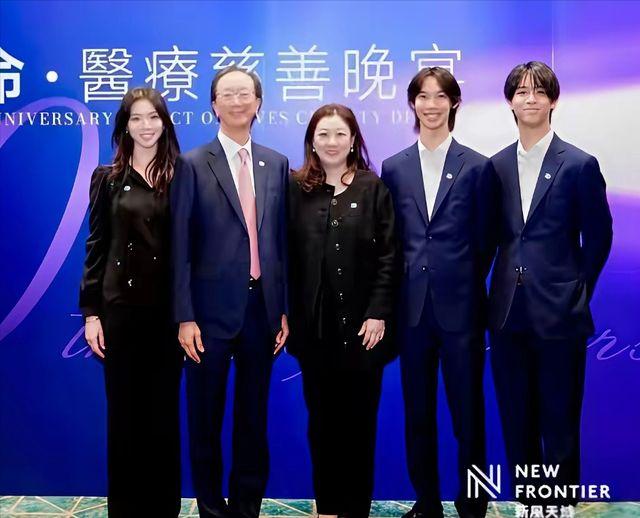 久违了，伏明霞和丈夫一起亮相，她依旧很美，74岁丈夫状态不错，儿女都不练体育
