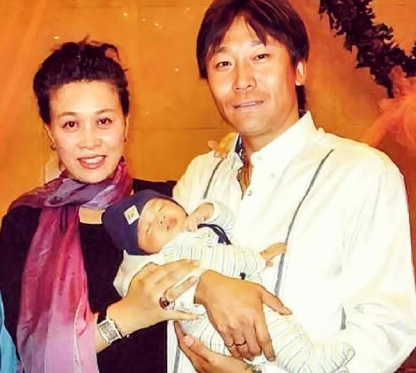 2001年，正在重庆踢球的高峰得知王纳文怀孕的消息，他本就不安分的头发顿时更加炸