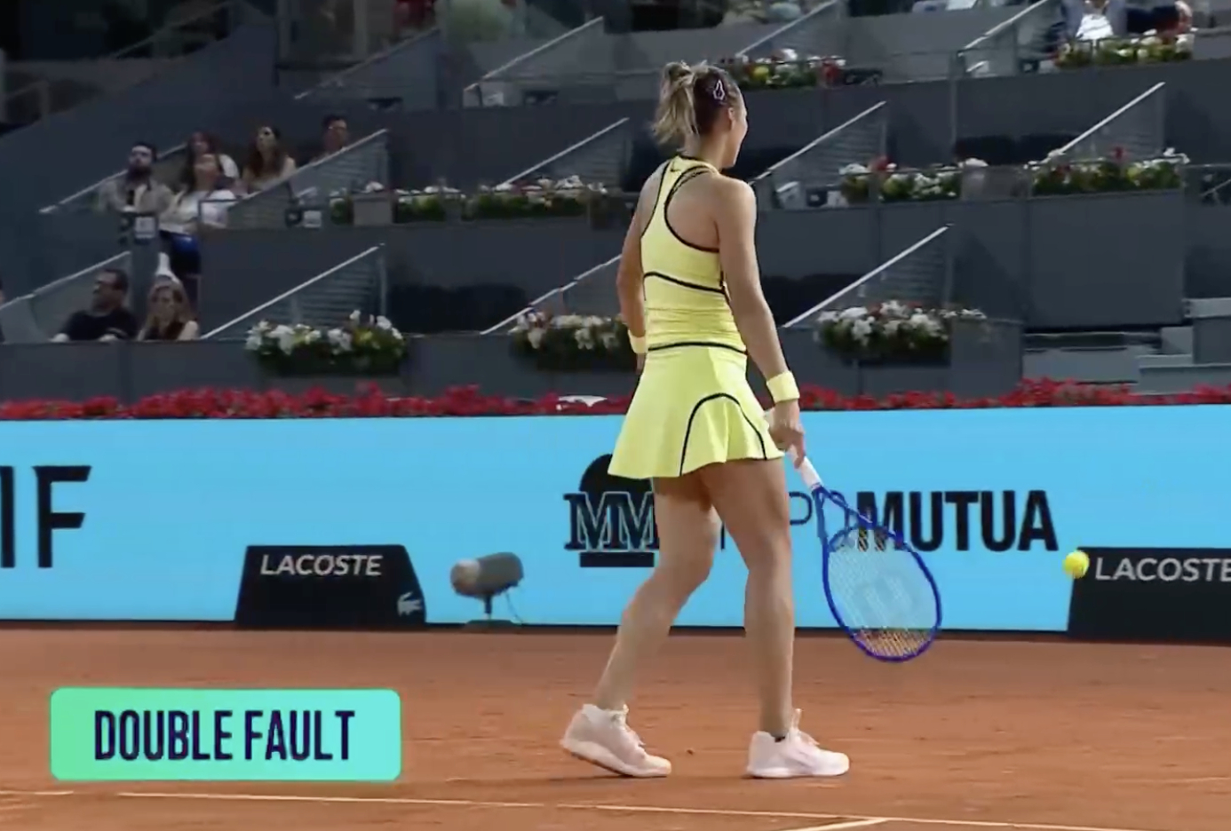 郑钦文vs莱巴金娜 郑钦文第二盘最后一个发球局30-0领先发了仨双误被破 4-6