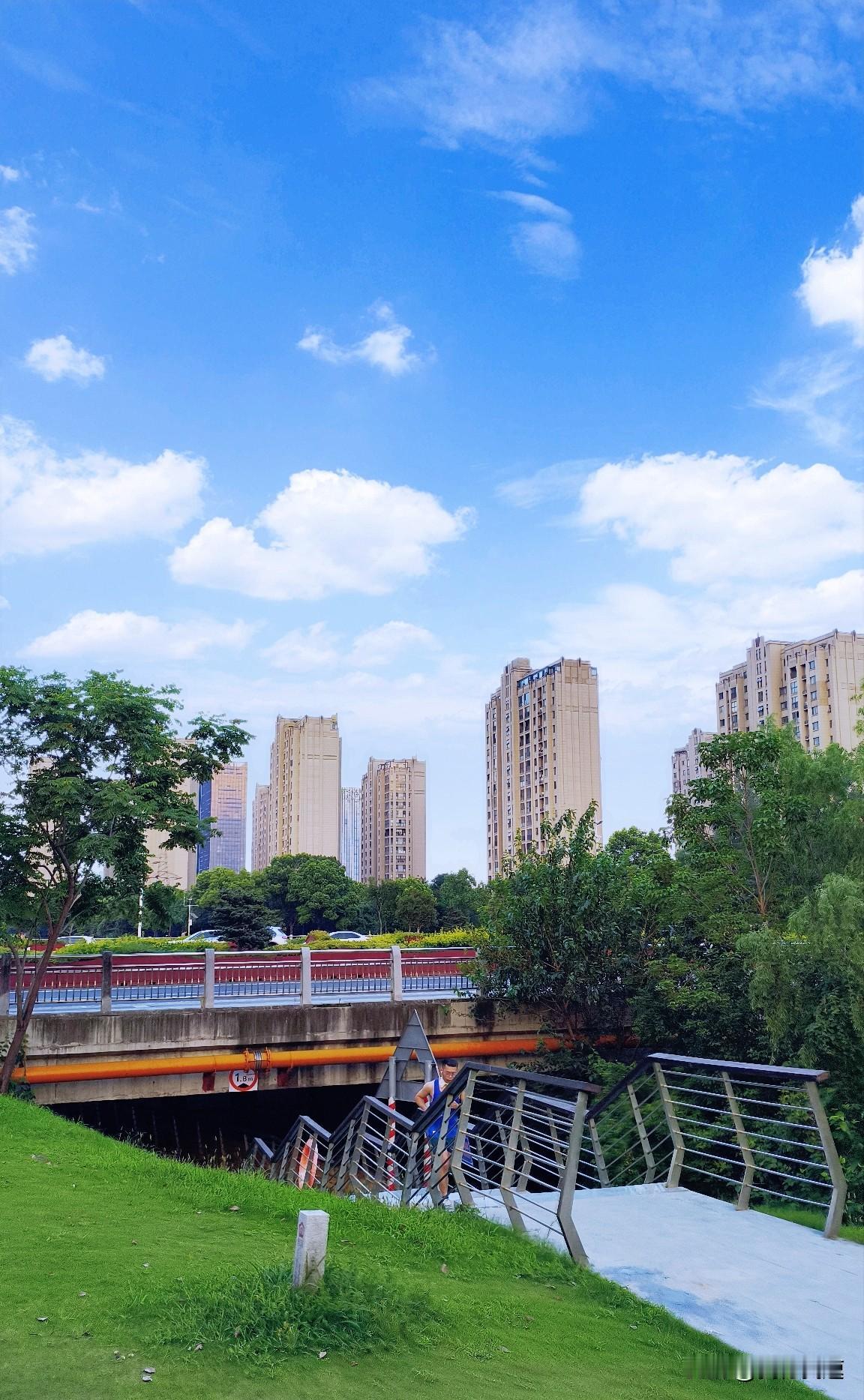 中央电视台天气预报说闷热天气还得持续6 - 7天，这可太让人崩溃了。就像我昨天出