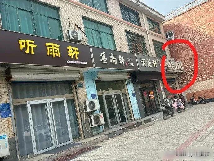 取什么名字才能镇住旁边这三家店？