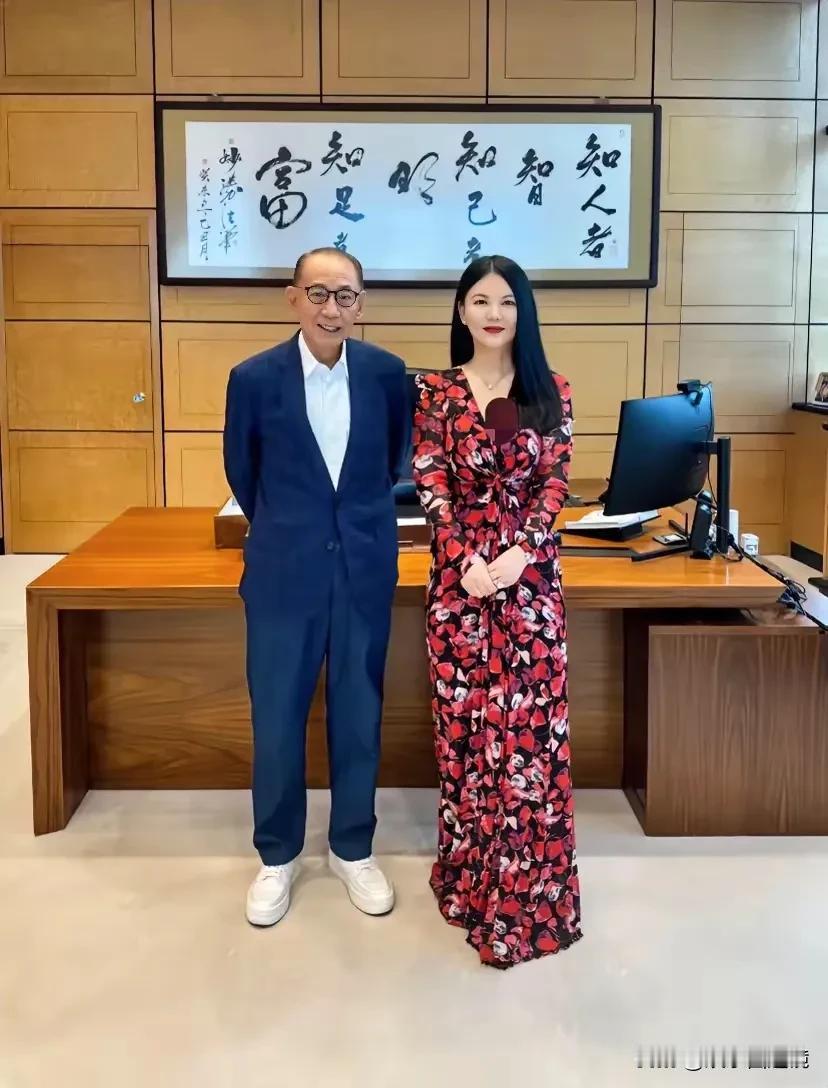 这是李姓女艺人减肥成功之后和港圈杨大佬的一张合照。
照片中的大佬背着手，刻意和这