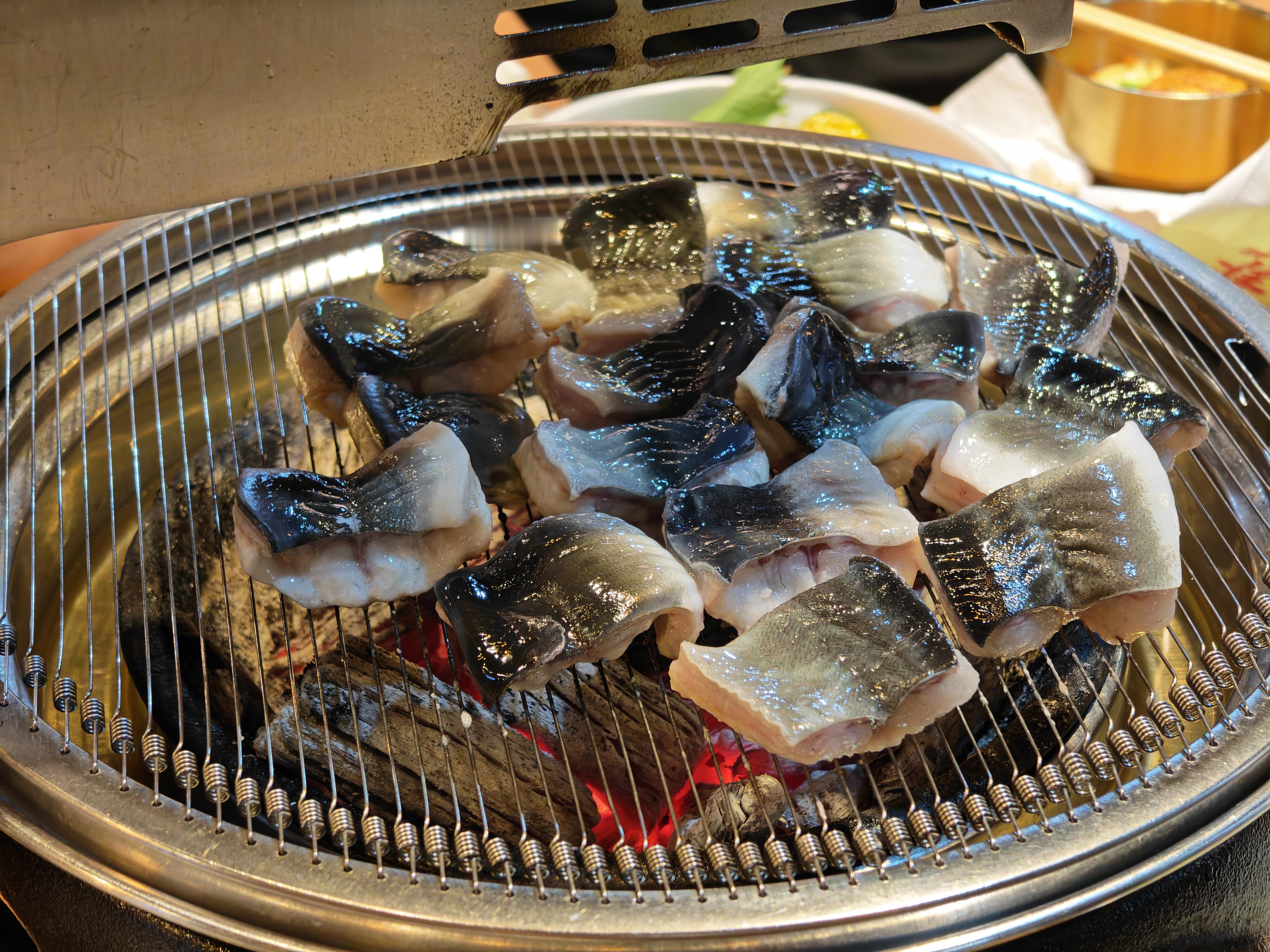 打卡沈阳 味家烤鳗鱼整体感觉没有北京的虎兵卫权威[柯基]但是主食真好吃料汁有点单