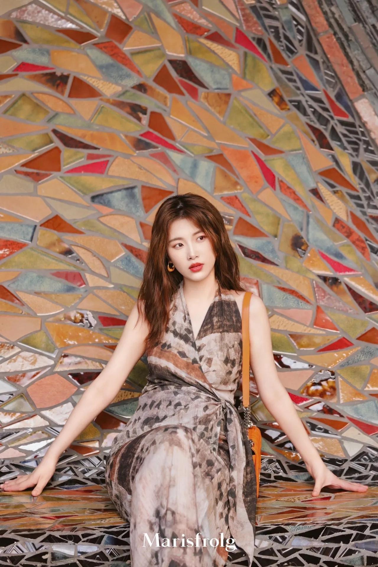 娉婷少妇未关愁，清夜琵琶上小楼。裂帛一声江月白，碧云飞起四山秋