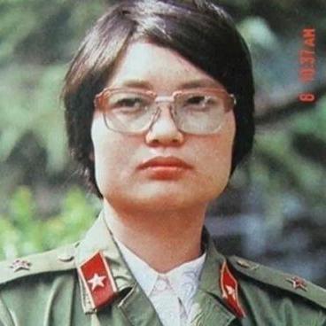 [浮云]1986年，一个女医生被哨兵拦住，要求出示通行证，没想到，她直接掏出一颗