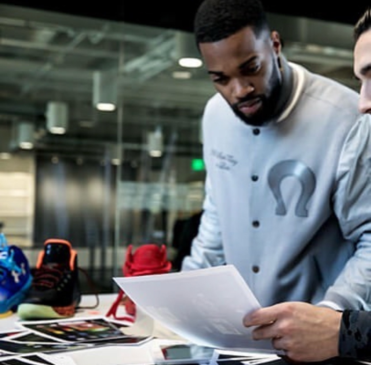 再来分享点库里品牌合作签约相关的据我所知，Curry Brand不管是签约其他品