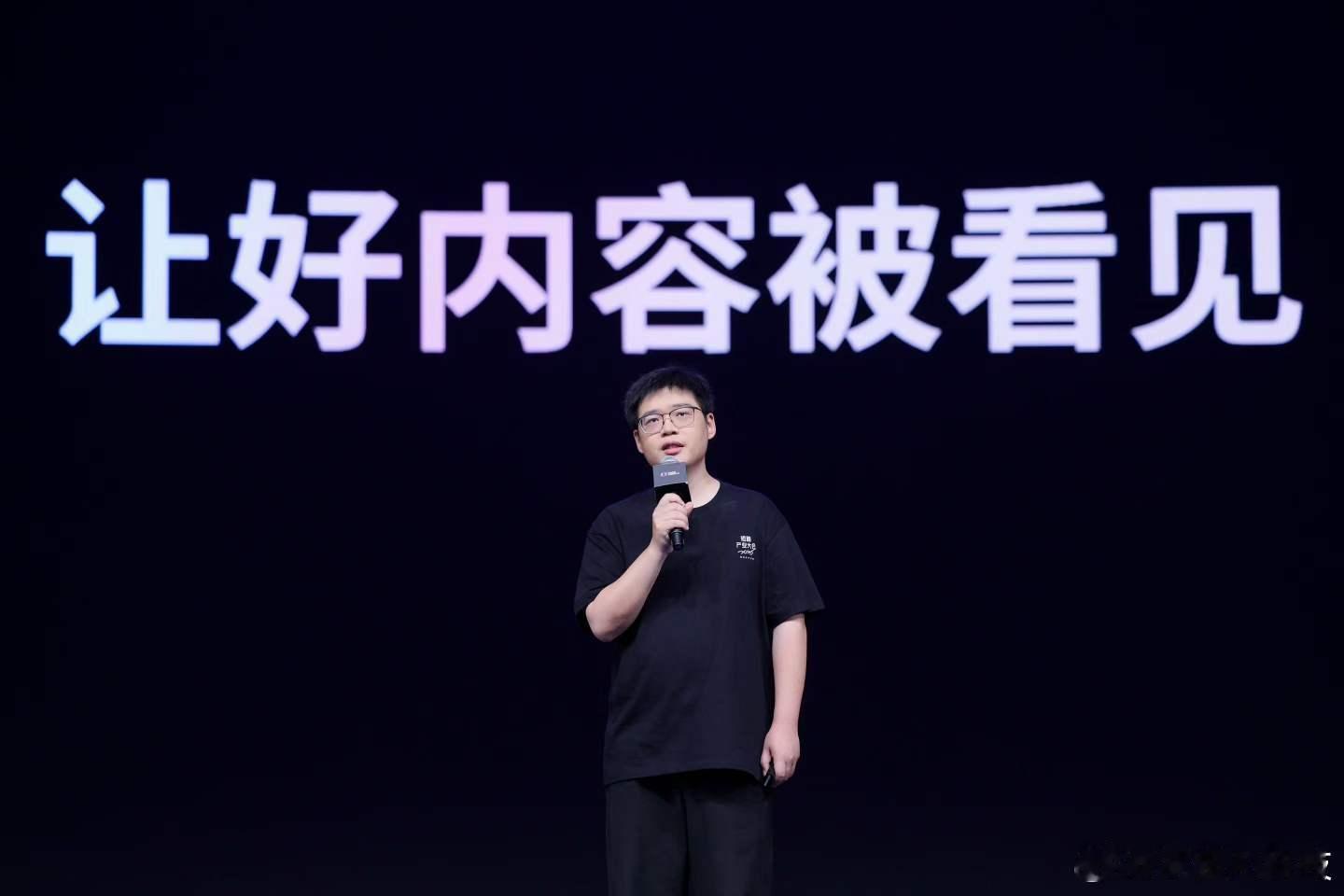 在长沙，这届抖音短剧产业大会，人山人海。【P2、P4】钱在哪，人就在哪。短剧依然