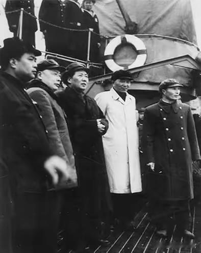 1953年2月，毛主席登临人民海军南昌舰检阅部队，陈毅、罗瑞卿、萧劲光等人陪同伫