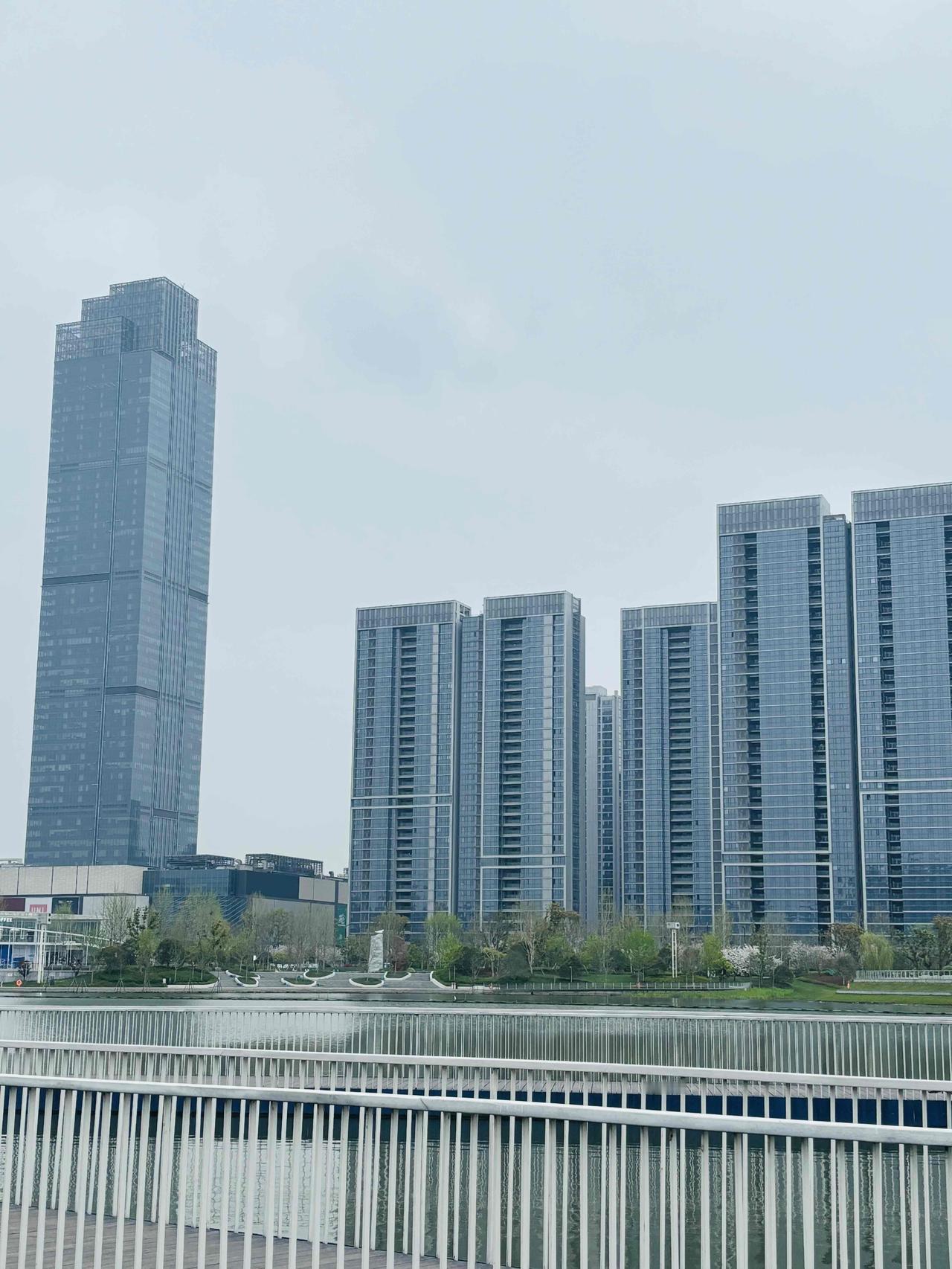 在杭州最大的安全感是什么？想来想去，笔者认为：还是有好几套房子最安全。

因为公