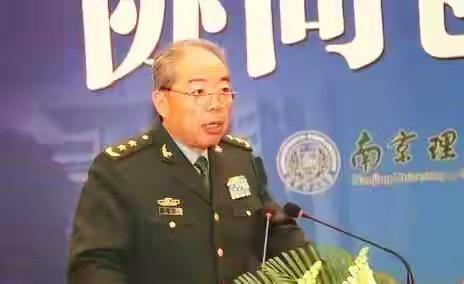 开国上将陈锡联的三子，16岁参军，官至中将衔，哥哥是大校。这个人是谁？