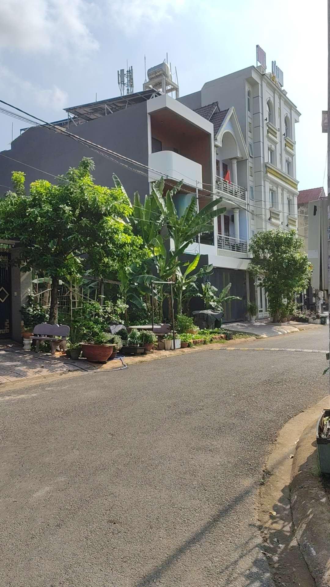 旅行随手拍分享下我儿子在越南拍到的美丽风景，蓝天白云，路上行人骑着摩托车，酒店很