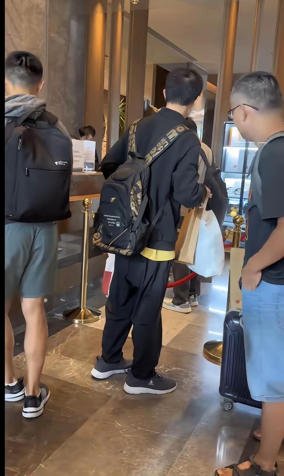 有网友爆料，韦东奕“韦神”在某酒店大堂办理入住，背着大包参加数学活动，没有行李箱