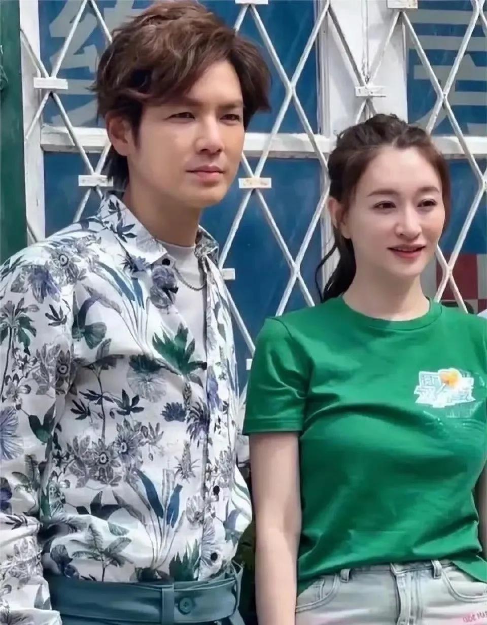 照片中的两位俊男靓女大家熟悉吗？帅哥是香港影视演员，歌手，出生于70年代的他如今