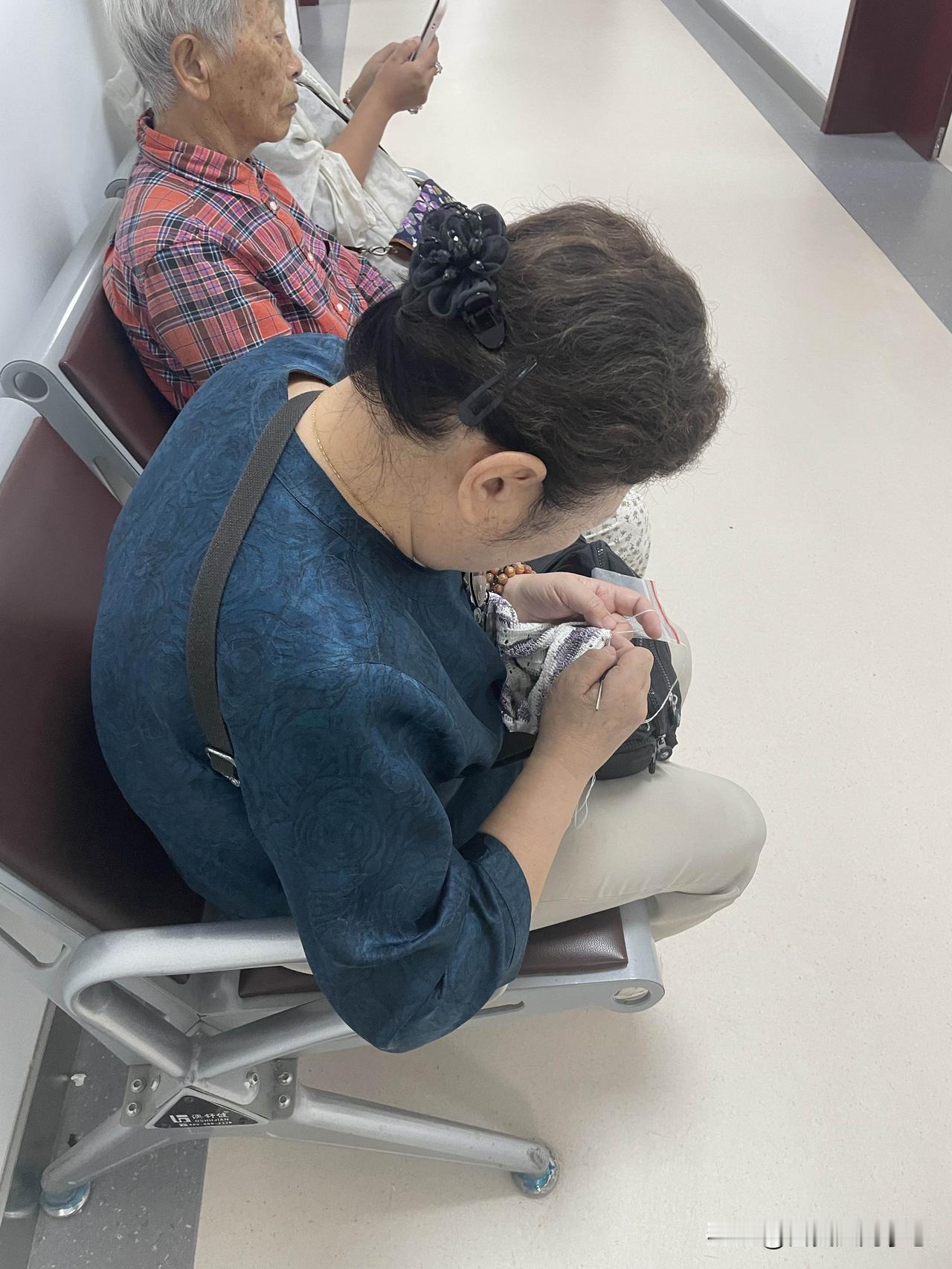 真是勤快，在医院里等候治疗的时候还在钩衣服。

真佩服她的眼神，这么大年龄了，眼