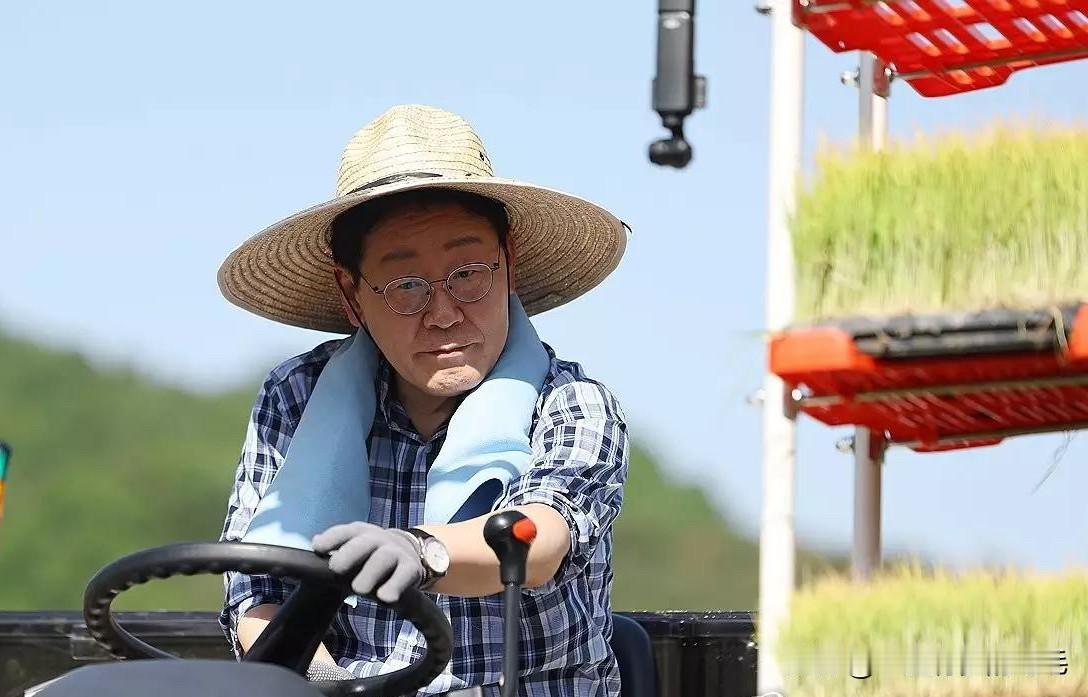 5月15日，韩国总统李在明前往大邱市军威郡雨实村，亲自体验水稻插秧劳作，与当地农