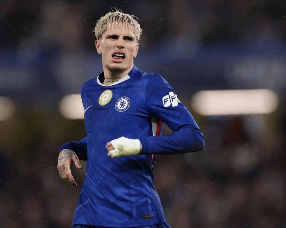 据《镜报》的报道，切尔西球员加纳乔因超速被定罪，此事发生在他离开曼联前几天。 这