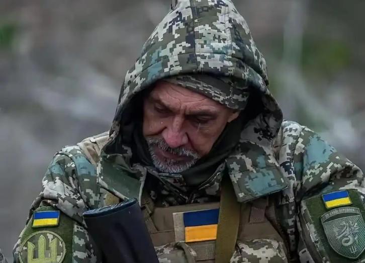 60岁老人也要服兵役，泽连斯基杀红眼了，乌克兰没有未来
根据媒体报道，泽连斯基最