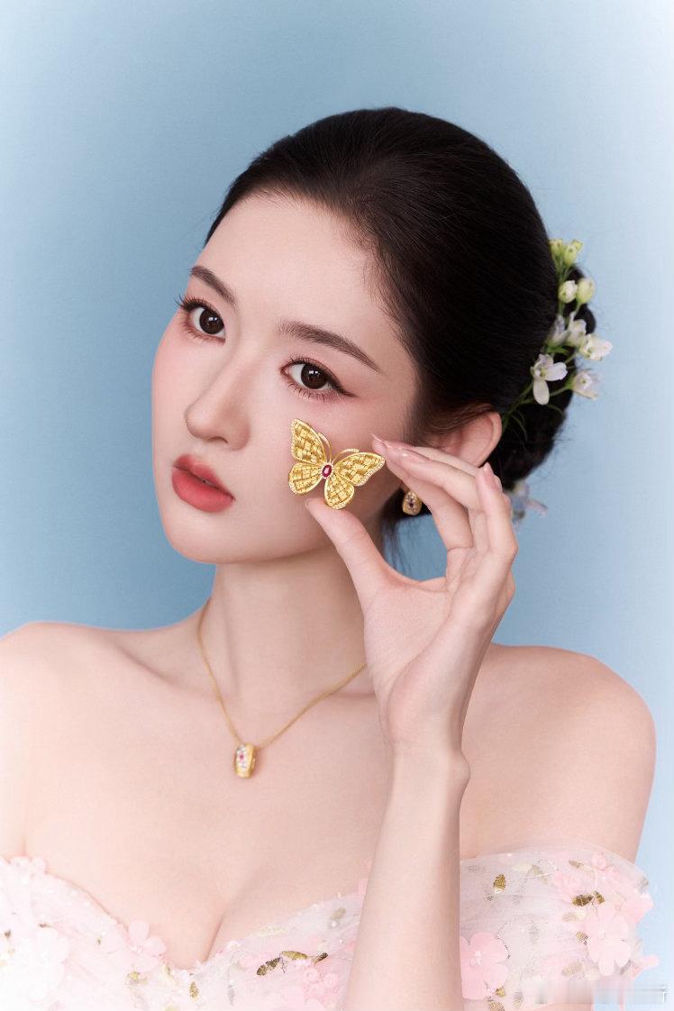 王玉雯一字肩花朵长裙王玉雯苏州活动状态 她低头看裙摆的那张图，我很喜欢。不是摆拍