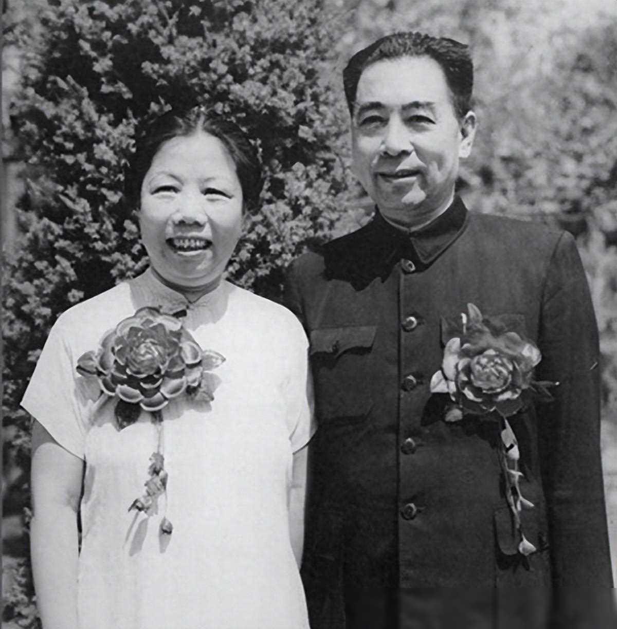 在离开延安的那一刻，周恩来深情地与邓颖超相拥而吻，这一幕让围观的延安人民瞠目结舌