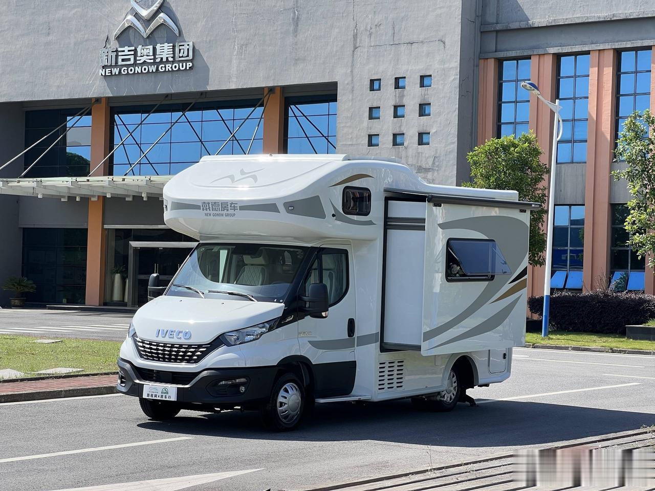 戴德E途pro双拓展进口依维柯底盘房车，搭载3.0T柴油发动机，8AT变速箱，动