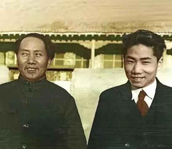 1946年延安，毛岸英自莫斯科归国，父子19年重逢，笑容腼腆。 