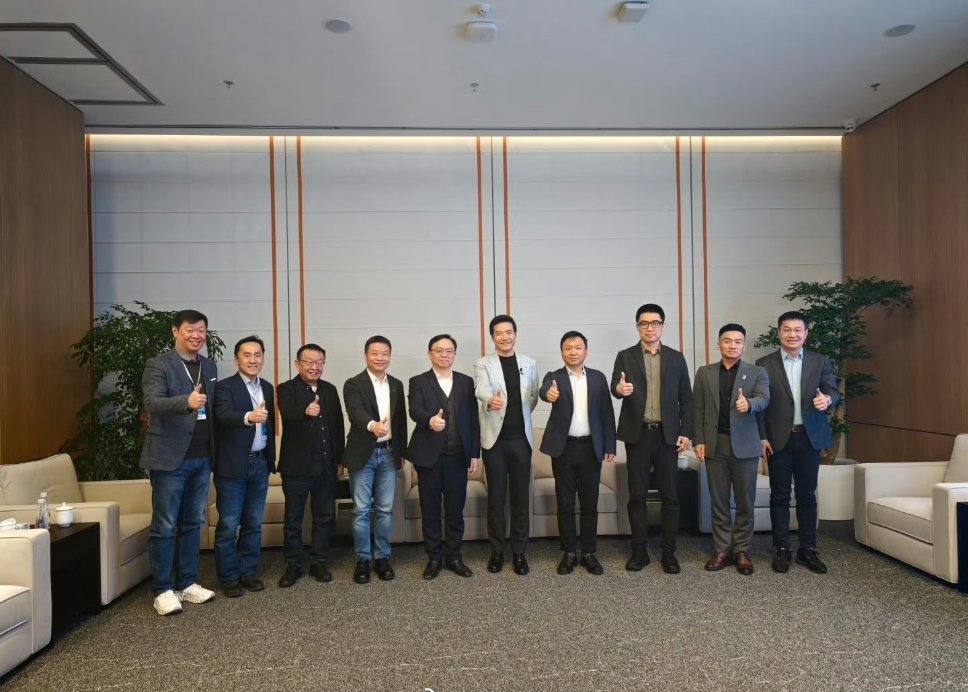 小米新SU7发布会请来半个车圈雷总朋友圈不得了，新能源半壁江山!