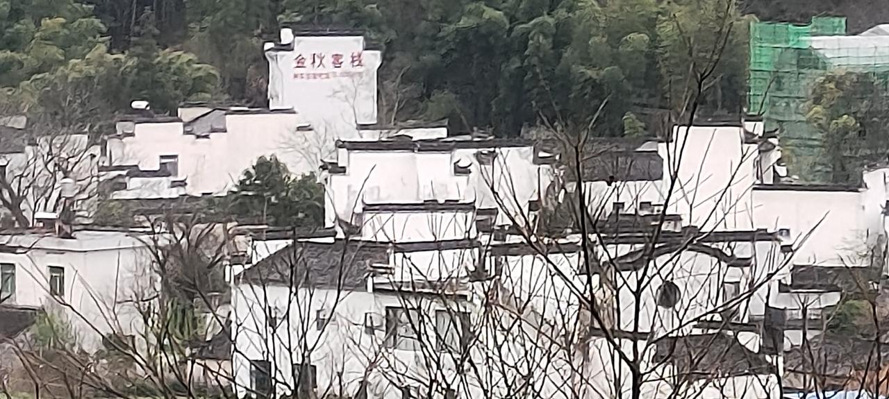 徽派建筑很有特色，粉墙黛瓦 + 马头墙，一眼可辨。安徽的景色也很好，随处一照就是