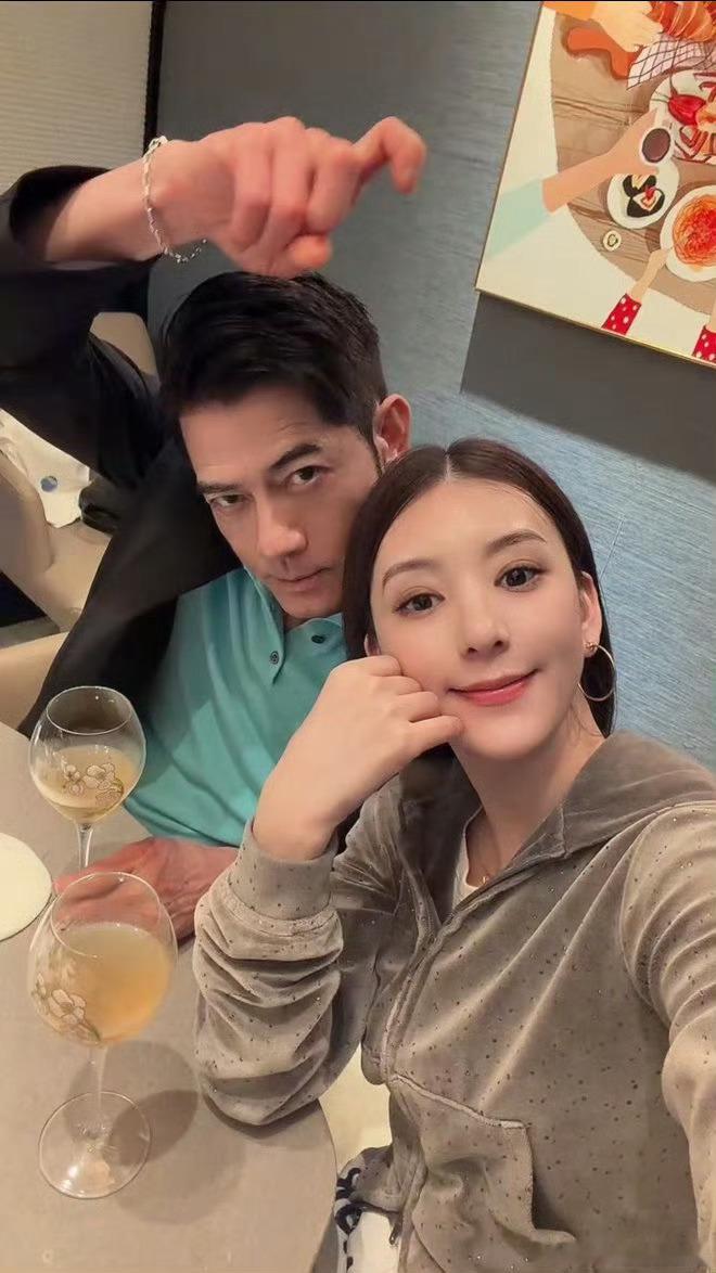 郭富城晒结婚9周年约会照郭富城晒结婚9周年合照郭富城方媛迎来结婚九周年，西餐约会