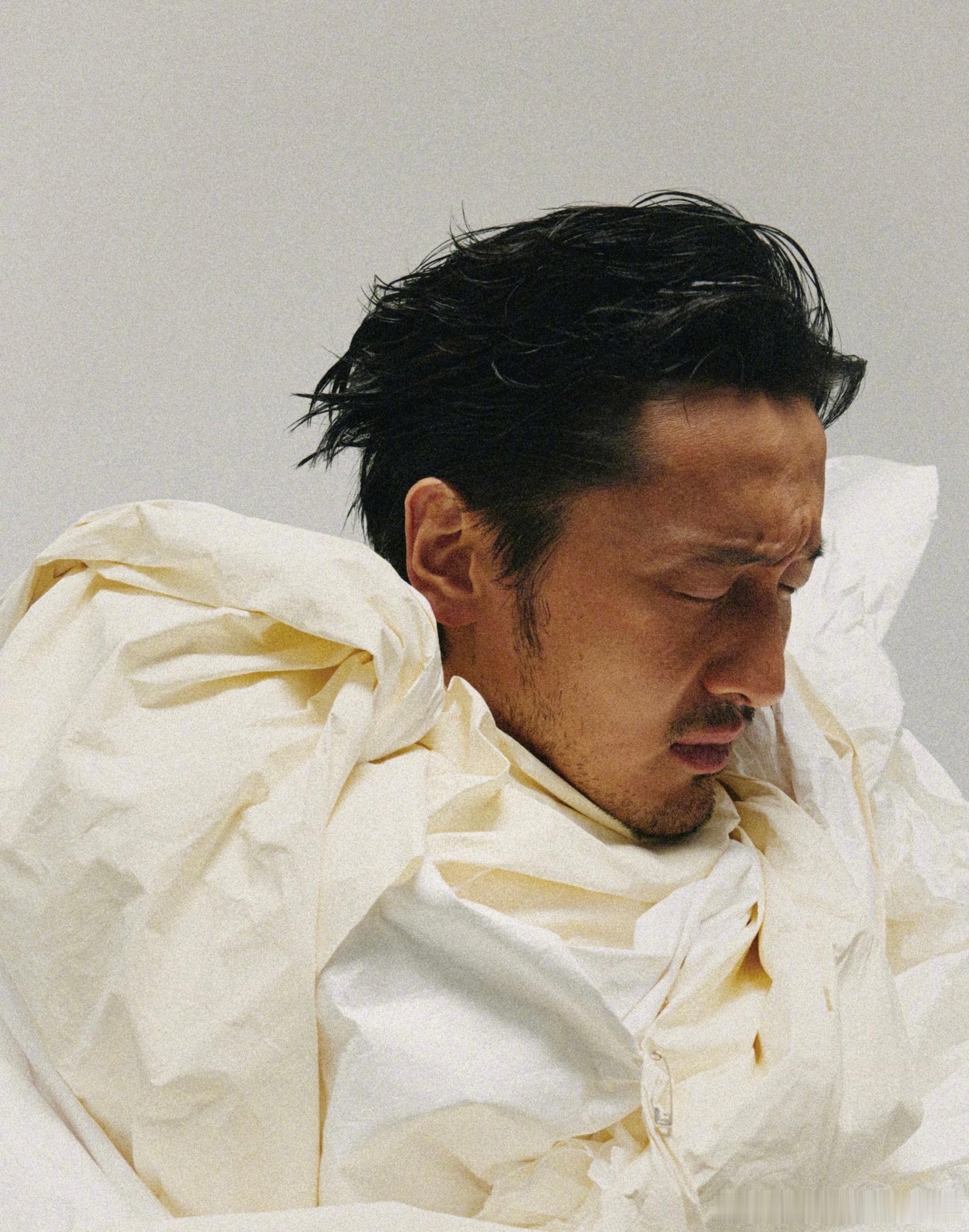 王传君录综艺崩溃爆哭 在综艺的舞台上，宋丹丹老师的话如同一束光，照亮了王传君的演