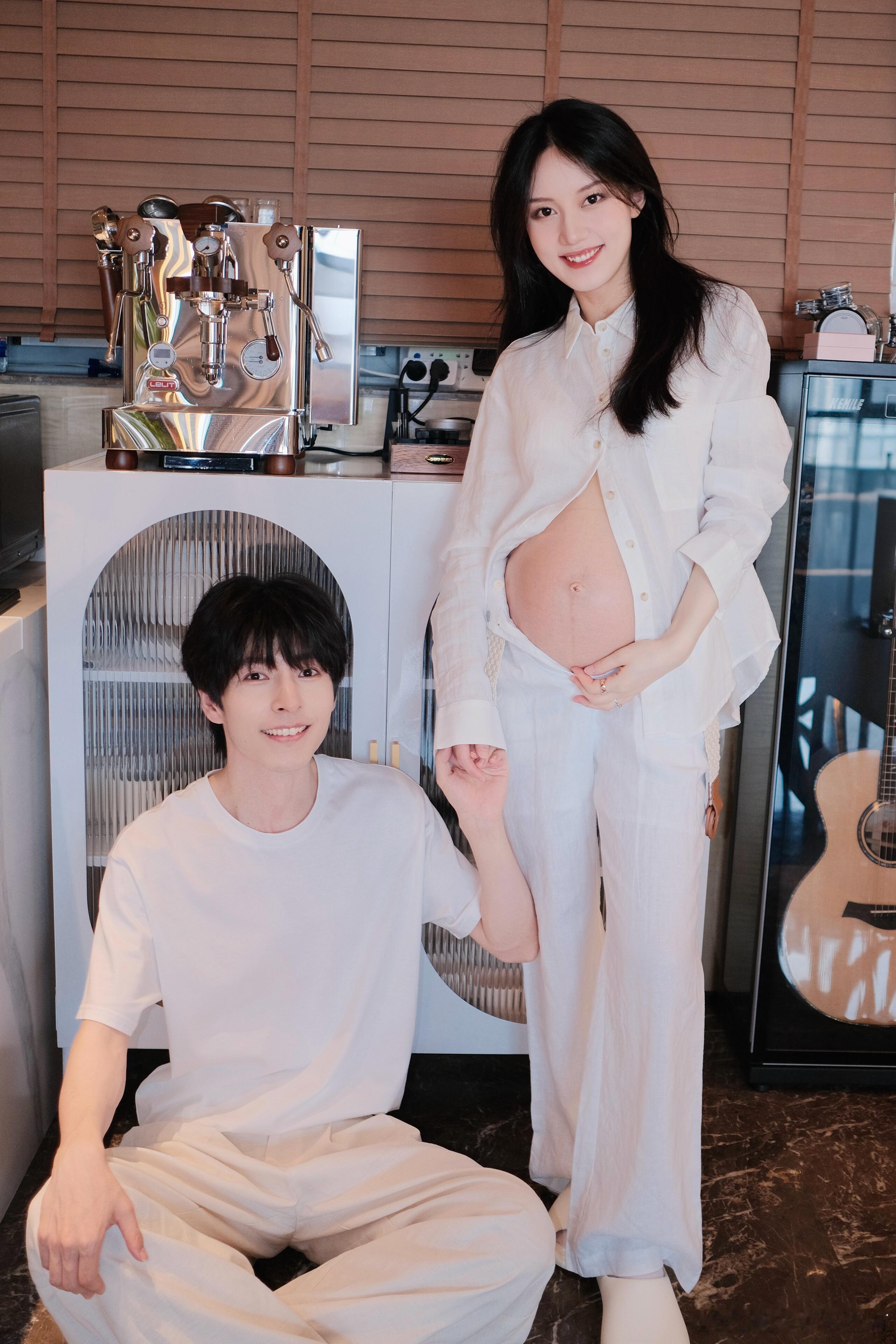 文韬佳佳孕照写真文韬佳佳8月生的孩子文韬佳佳的孕照写真看得人心都化了，8月宝宝一