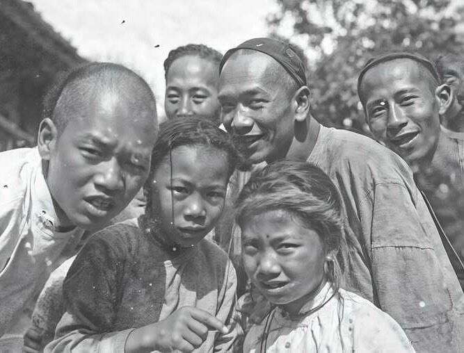 1902年，清朝人面对相机镜头充满好奇 ​​​