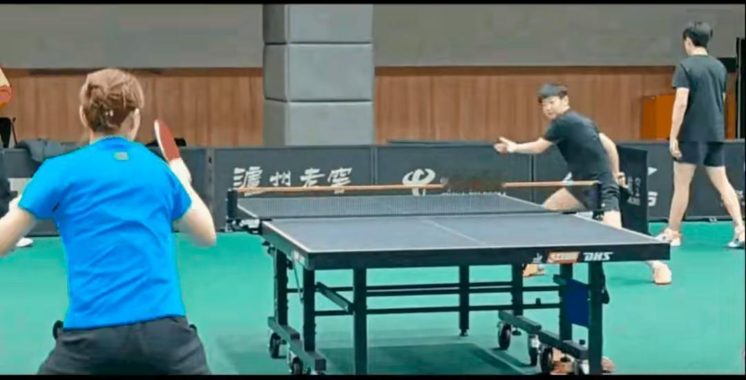 这俩小家伙想避嫌，根本没用！你看，莎莎专心练球，头哥就在旁边晃来晃去，仿佛一刻都