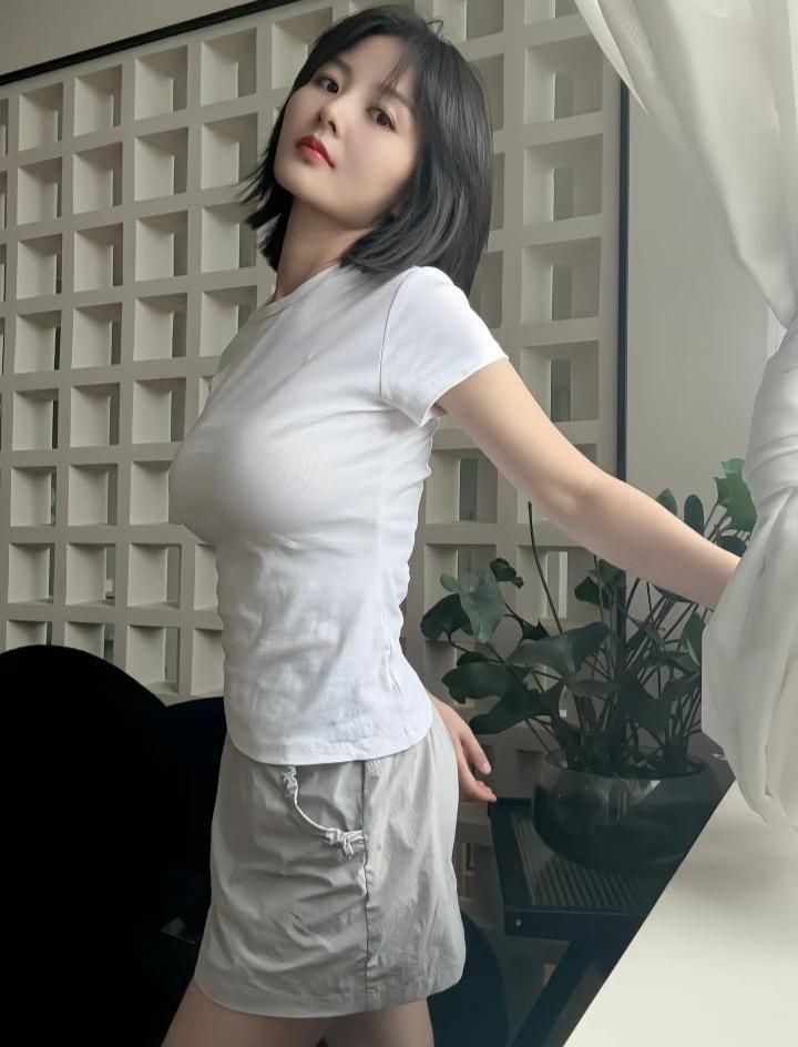 白色情人（现代诗）
 
你是雪落时的寂静，是月光织就的素衣，
是我掌心不肯融化的