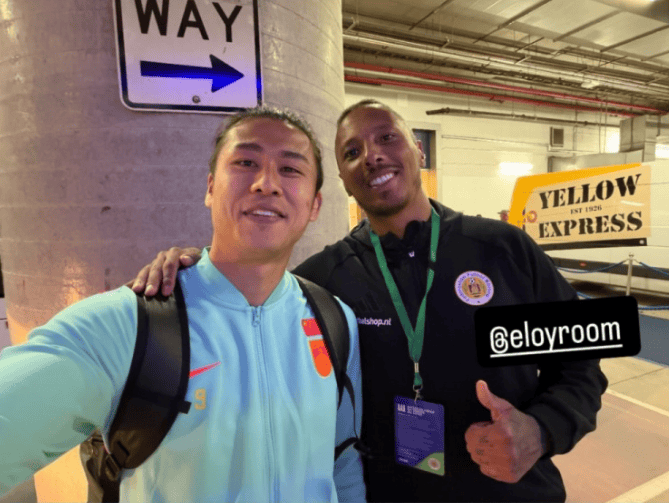 张玉宁和库拉索门将罗姆合影，两人曾在荷甲维特斯当过队友