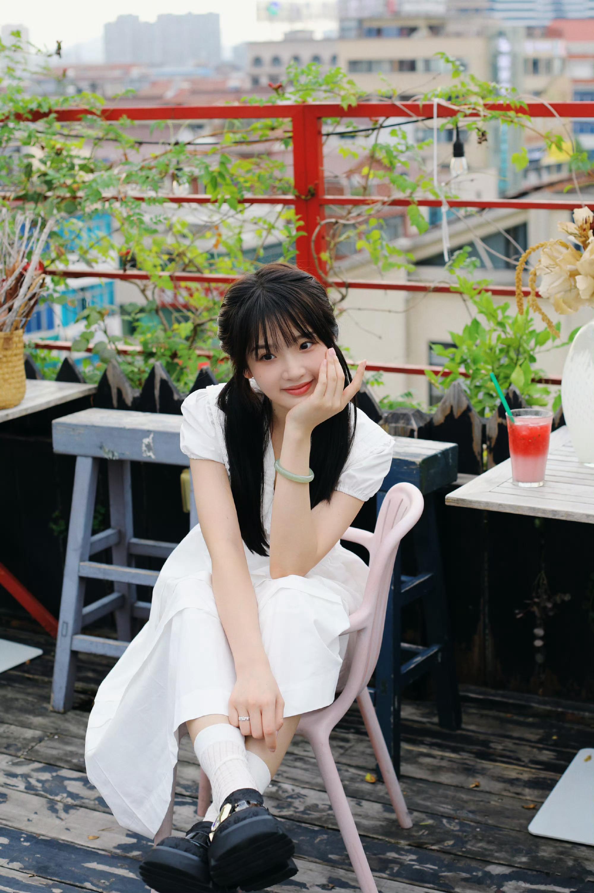 #张淼怡八月小白裙# 张淼怡双马尾小白裙的造型清纯可爱，在八月看到这样的小清新美