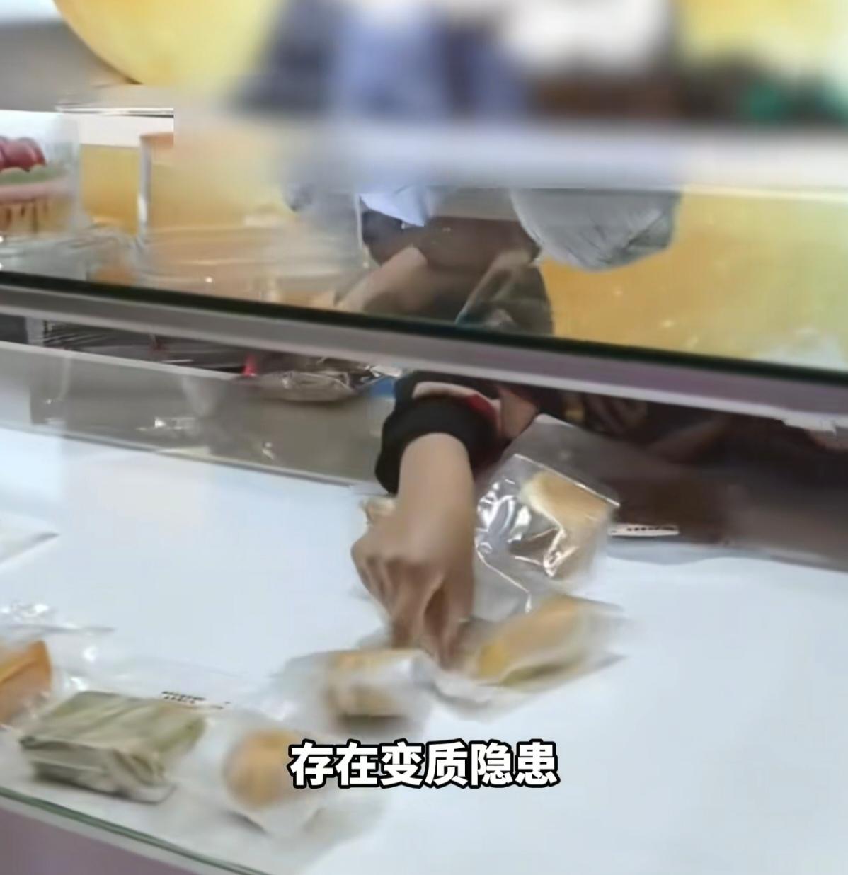 大妈扫光展台面包，拍摄者却担心：吃了真没事？

4个大妈，一个柜台，几秒钟扫了个