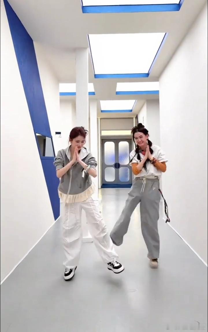 者来女教学《禅者行脚》，张慧雯秒变认真学徒。这组“佛系”画风意外和谐，坐等二公。