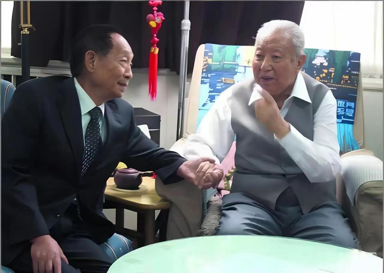 这张珍贵彩照，定格了2006年华国锋同志与袁隆平院士的暖心瞬间。华国锋紧紧握着袁