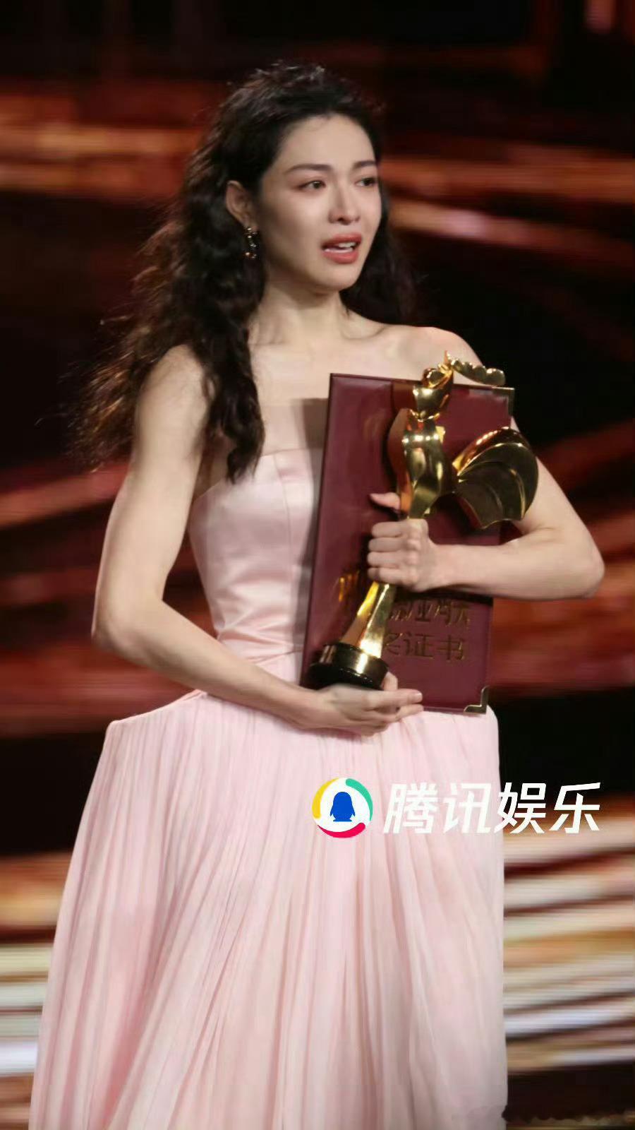 钟楚曦获金鸡奖女配，颁奖的时候还哭了，电影《好东西》里的小叶我真特别喜欢，实至名