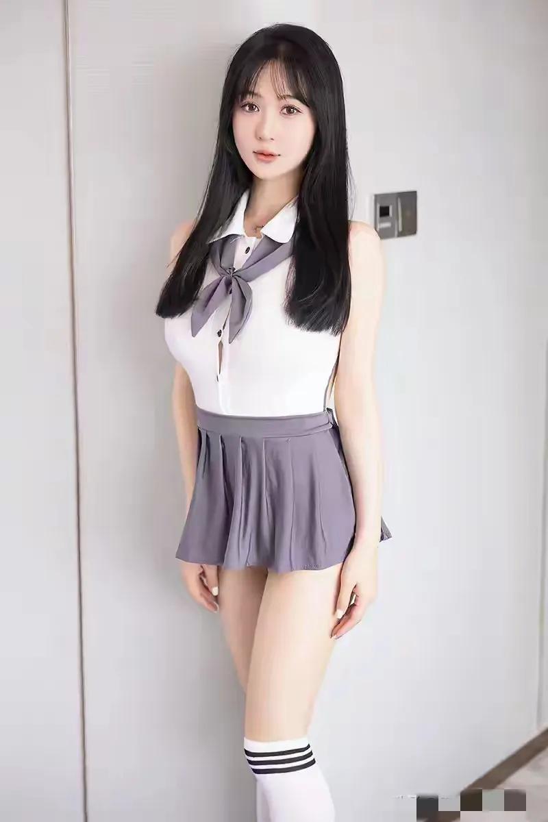 这套新衣服穿上好舒服啊，特别是丝袜，#极品邻家小妹# #邻家小妹也动人# #可爱