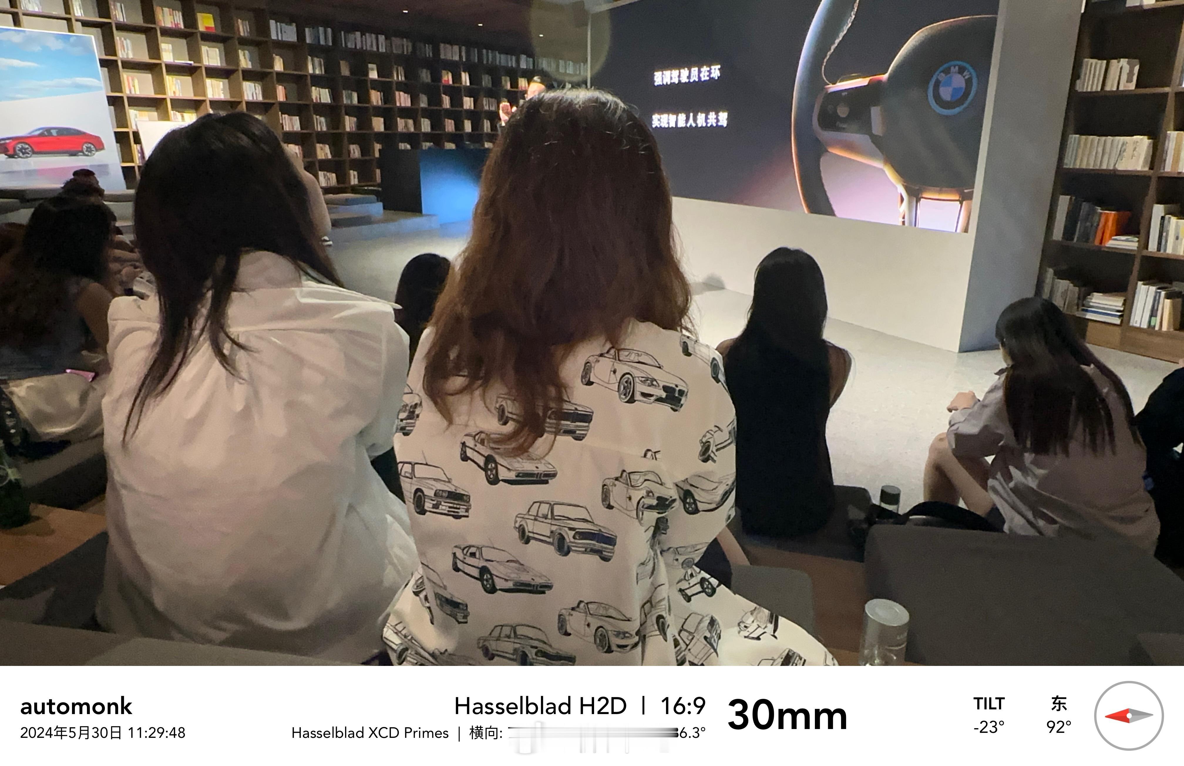 Bimmer重度女车迷一枚，这文化衫有点酷，经典车型一网打尽，我最喜欢E85，大