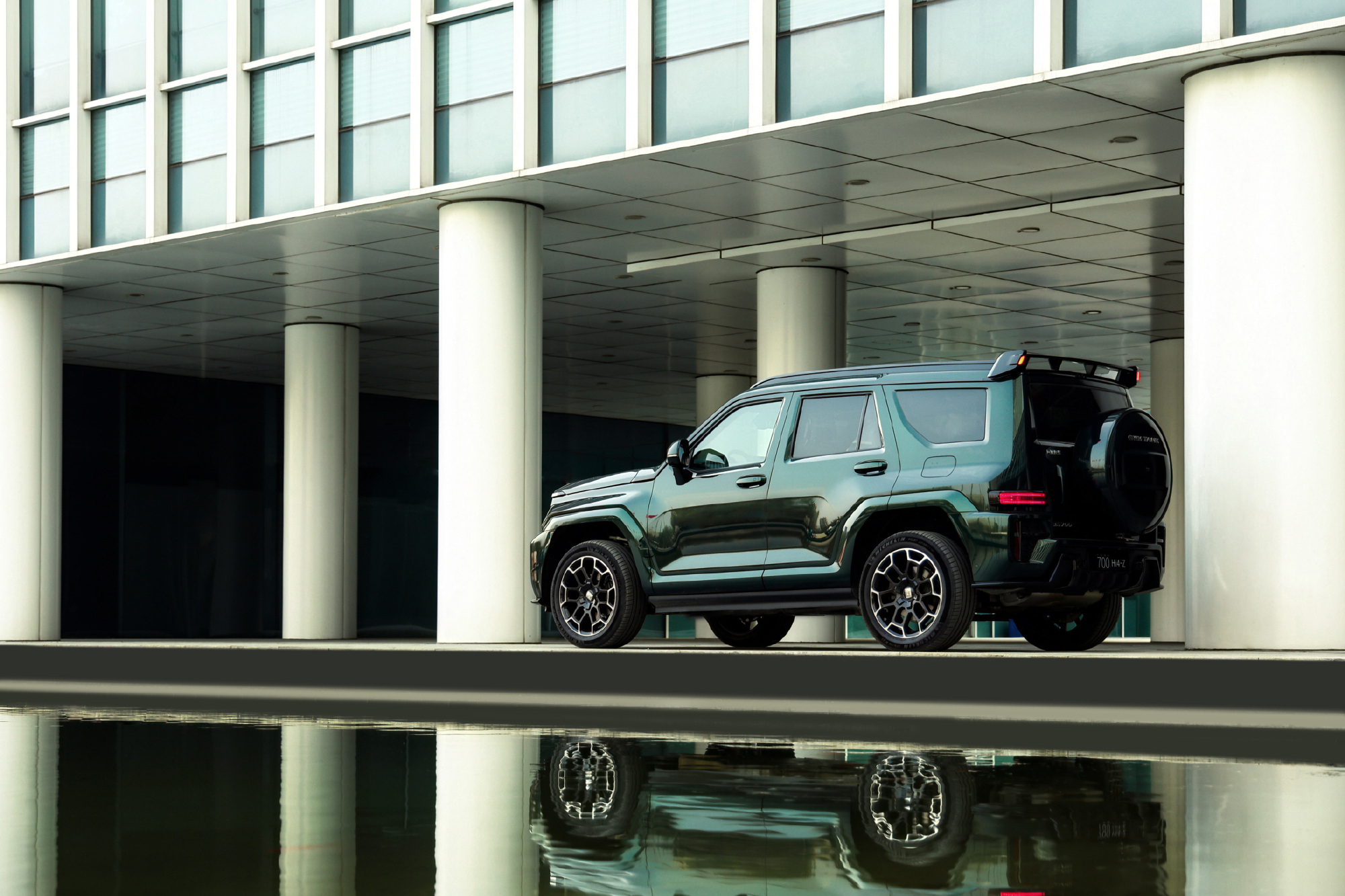 全新坦克700正式开启预售，一共有3 款版本车型，预售价为43.8 万元起全新坦