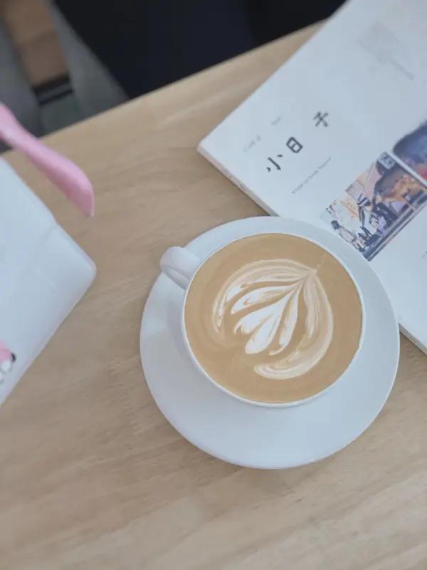 闲暇之余，不用奔赴人海，不用敷衍任何人。泡一杯温热的咖啡，任由醇厚的香气漫满整个