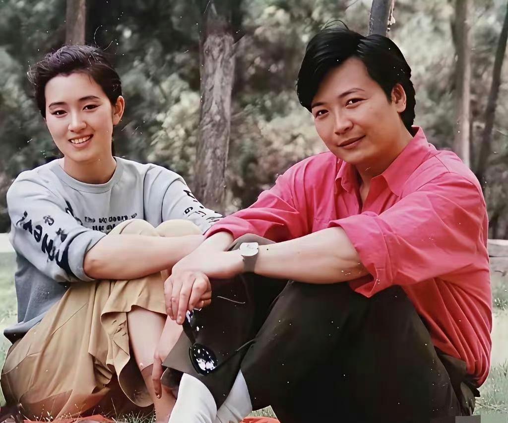 1982年那张林间合影，旁边小伙叫尹大为。

不是普通男友，是济南军区前卫歌舞团