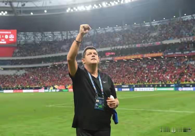 米兰到青岛执教了，新赛季的青岛海牛还是很令人期待的。

2025赛季米兰执教的梅