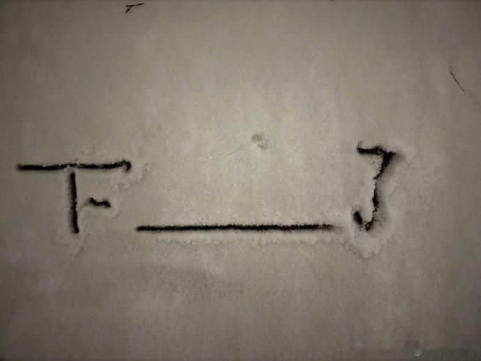 鹿晗在雪地里写了五哈鹿晗在雪地里写了哈哈哈哈哈 雪地里的笔迹藏着小欢喜，鹿晗认真