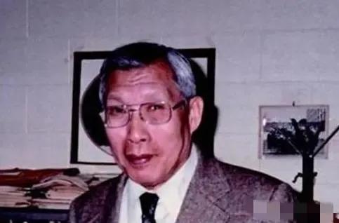 1950年春，北大一位教授悄悄把家里米缸加满了米，装出一副还要回来的样子。留下一