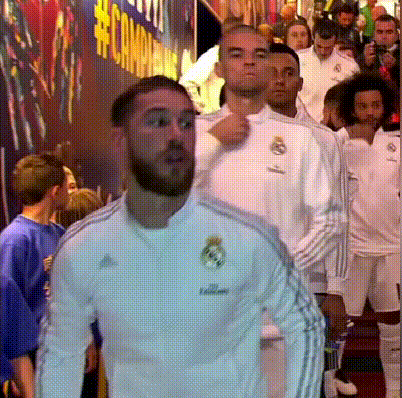 小小亚马尔当球童的时候，看到C罗真是激动不已啊，时间过得好快......
看到当