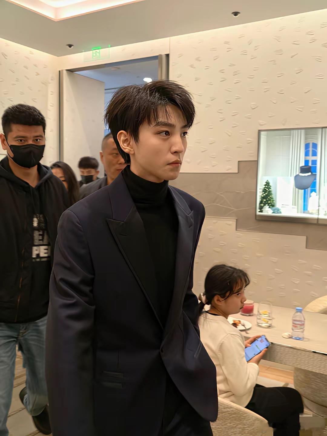 我不是王俊凯的粉，我印象他一直还是小孩，怎么突然这么有成熟男人的味道了！ 